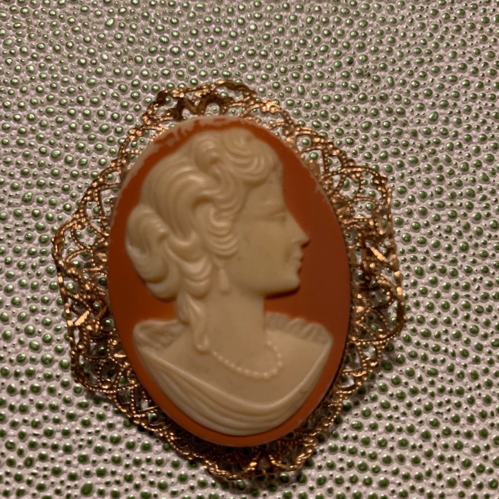 Vintage brooch cameo in very good condition